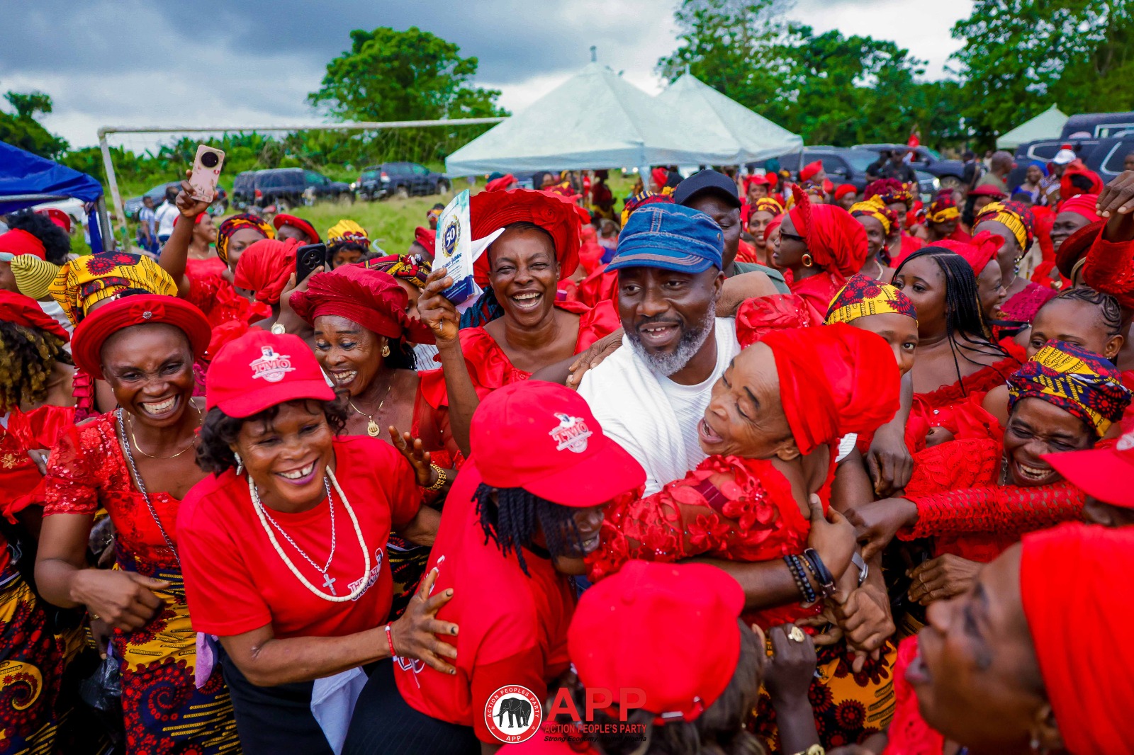 DR. AMADI DOLES OUT ₦13 MILLION FOR DEVELOPMENT PROJECTS IN OBINZE, MBUTU, UMUEKWUNE, FROWNS AT GOVERNMENT INEPTITUDE AS WOMEN RAISE FUNDS — photo 9
